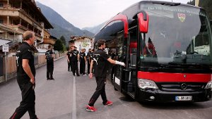 Hier besteigt VfB-Kapitän Christian Gentner den Bus. Für die Stuttgarter geht es zurück in die Heimat. Foto: Pressefoto Baumann