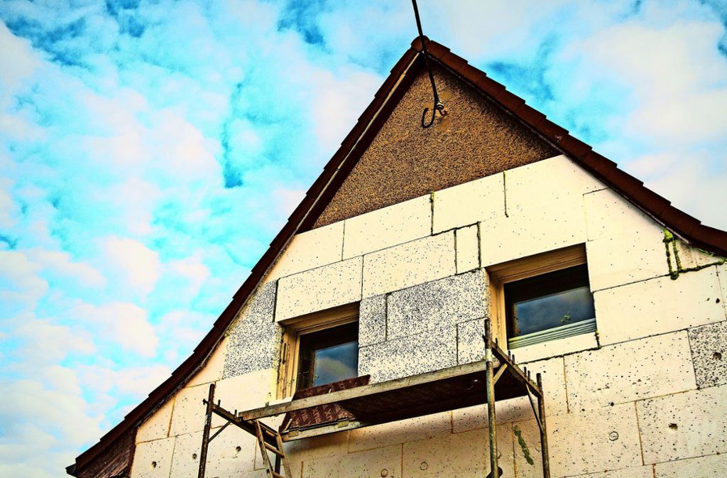 Viele Häuser müssen auch in Stuttgart noch gedämmt werden. Je besser, desto größer ist die Förderung durch die Stadt. Foto: dpa/Sebastian Gollnow