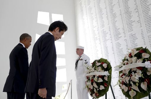 US-Präsident Barack Obama und Japans Ministerpräsident Shinzo Abe am Mahnmal von Pearl Harbor. Foto: AP