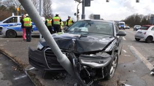 Am Mittwoch krachte ein Audi nach einem Unfall in Zuffenhausen noch in eine Ampel. Foto: Andreas Rosar Fotoagentur-Stuttgart