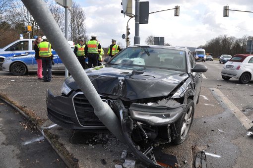 Am Mittwoch krachte ein Audi nach einem Unfall in Zuffenhausen noch in eine Ampel. Foto: Andreas Rosar Fotoagentur-Stuttgart