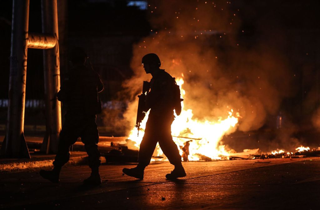 Soldaten patrouillieren auf den Straßen inConcepción: Die Protestierenden in Chile legen Feuer. Foto: AFP/PABLO HIDALGO