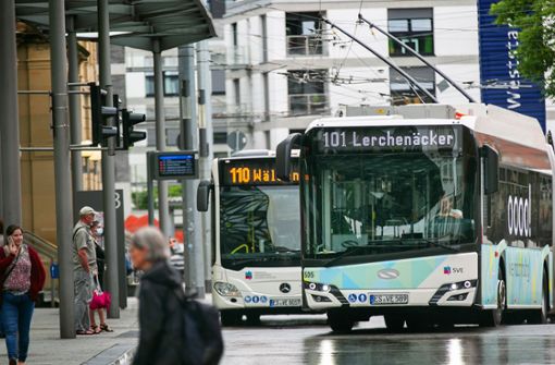 Bislang kann es sein, dass man wegen minimaler Verspätung einer S-Bahn den Bus am Esslinger ZOB verpasst. Das soll künftig vor allem abends und nachts nicht mehr passieren. Foto: Ines Rudel