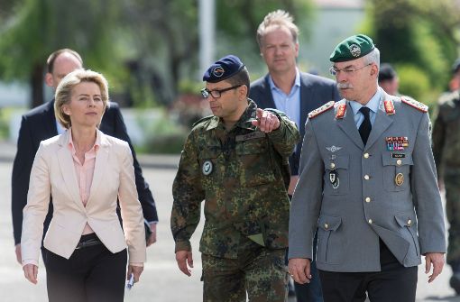 Bundesverteidigungsministerin Ursula von der Leyen beim Truppenbesuch Foto: dpa