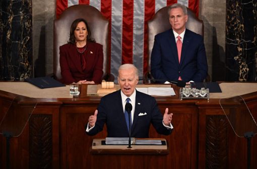 US-Präsident Joe Biden hält seine Rede zur Lage der Nation  – unter den Augen von Vizepräsidentin Kamala Harris und dem „Speaker of the House“ Kevin McCarthy. Foto: AFP/ANDREW CABALLERO-REYNOLDS