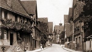 „Lange Straße“ – so hieß die Großglocknerstraße bis 1938. Auf dem Bild sieht man von der heutigen Augsburger Straße hinauf. Im linken Haus mit der Treppe ist heute die Diakonie, rechts ein Ärztehaus. Foto: Archiv Eberhard Hahn