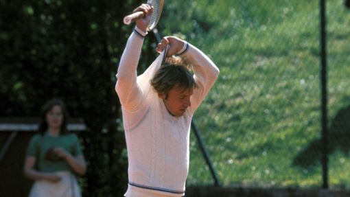 Obacht, mach’s nicht kaputt:  70er-Jahre-Tennisspieler Hans-Jürgen Pohmann beim exemplarischen Ausziehen seines Pullovers. Foto: Imago/Frinke