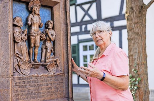 Erklärt Geschichte: Sylvia Weller-Pahl am Chorherrenstift-Relief hinter der Martinskirche Foto: Stefanie Schlecht