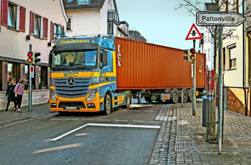Großer Laster, kleine Straße: Die Stadt Remseck will im dicht bebauten Stadtteil Aldingen ein Lkw-Verbot verhängen. Foto: factum/Archiv