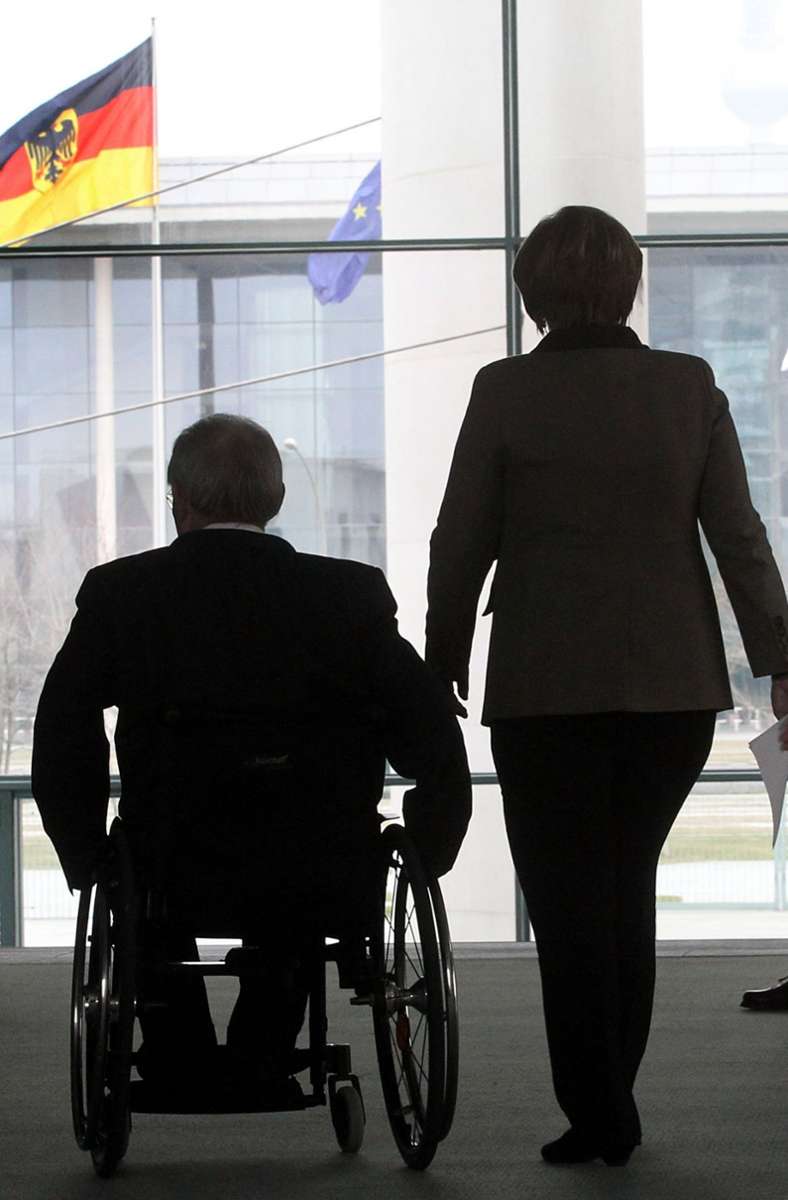 Schäuble und Merkel verlassen im Jahr 2011 eine Pressekonferenz im Bundeskanzleramt.