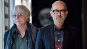 Michael Stipe (re.) mit seinem Kollegen Mike Mills: Ihre Band   R.E.M. löste sich 2011 auf. Foto: dpa/Britta Pedersen