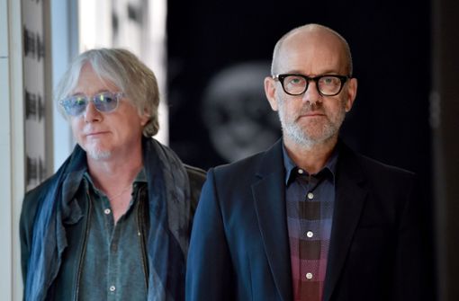 Michael Stipe (re.) mit seinem Kollegen Mike Mills: Ihre Band   R.E.M. löste sich 2011 auf. Foto: dpa/Britta Pedersen