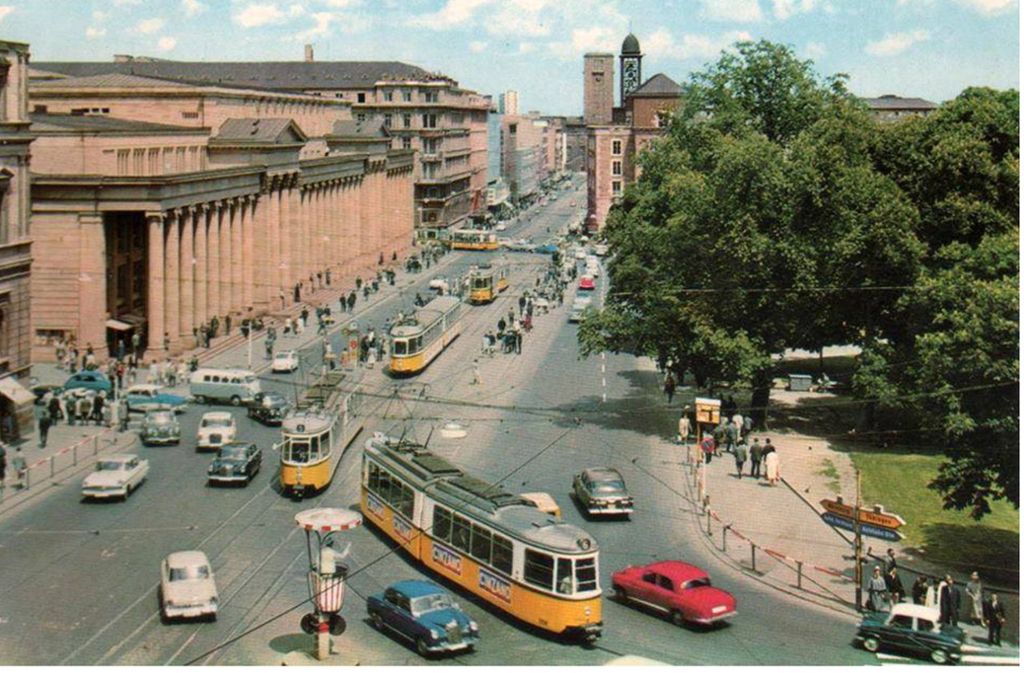 Den Schlossplatz teilten sich  bis in die 1970er Strampe, Autos und Fußgänger.