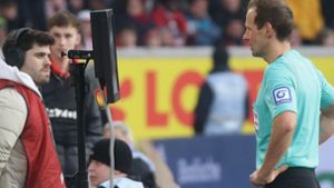 Schiedsrichter Sascha Stegemann korrigierte am Samstag zwei seiner Entscheidungen – und entschied gegen den VfB Stuttgart. Foto: Baumann/Hansjürgen Britsch