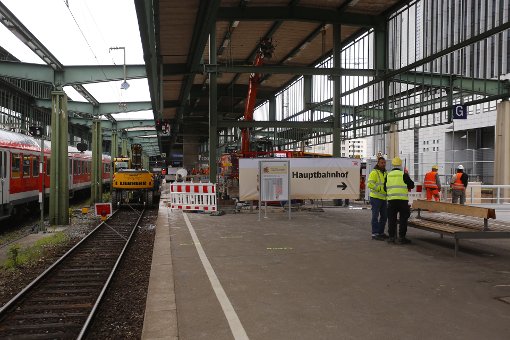 Reisende müssen am Hauptbahnhof in Stuttgart von nun an länger gehen, um zu den Gleisen zu gelangen. Der Grund sind die Baumaßnahmen für Stuttgart 21. Foto: www.7aktuell.de | Florian Gerlach