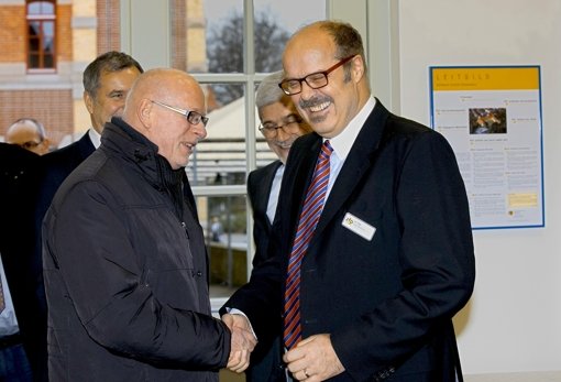 Langjährige Wegbegleiter wie der frühere Rems-Murr-Landrat Johannes Fuchs (links)  haben Hermann Fliß in den Ruhestand verabschiedet. Foto: Horst Rudel