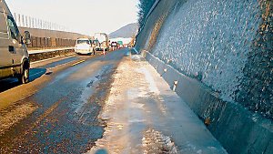 Eisplatten behindern Verkehr auf der A 8 bei Gruibingen Foto: Regierungspräsidium