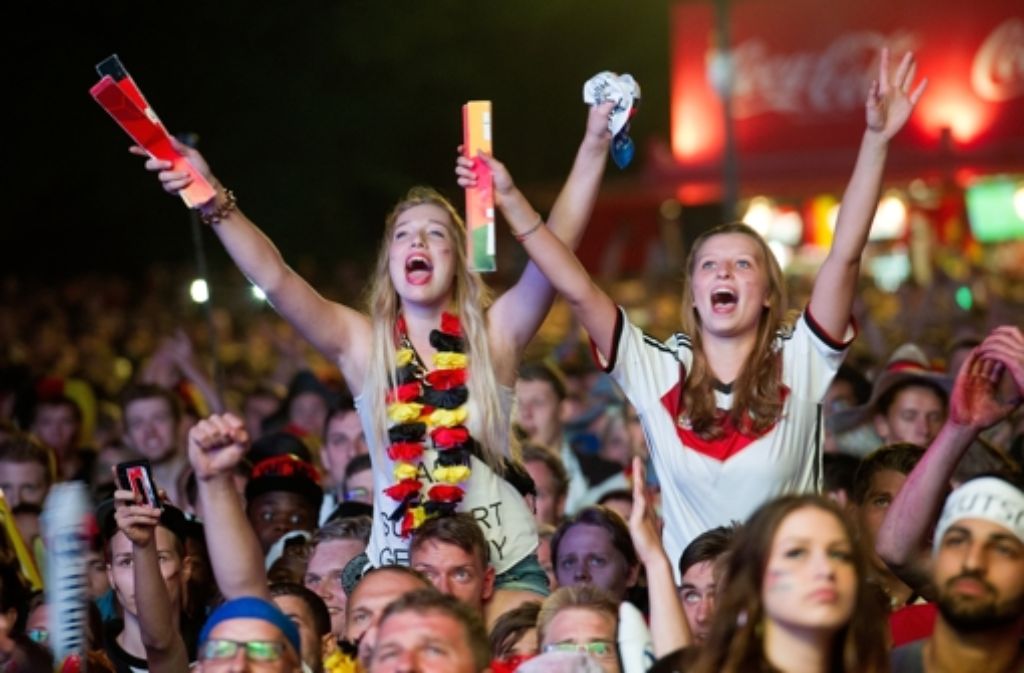 Sieg gegen Argentinien! Deutschland ist Fußball-Weltmeister 2014 und die Fans jubeln.