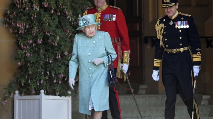 Von der Medaille bis zum Ritterschlag: Queen ehrt fast 1500 Briten