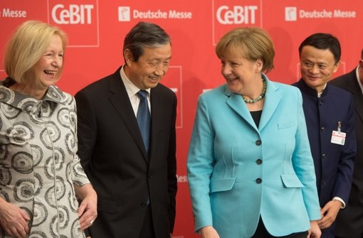 Bundesforschungsministerin Johanna Wanka (CDU), Chinas Vize-Ministerpräsident Ma Kai, Bundeskanzlerin Angela Merkel (CDU) und Jack Ma, Gründer und CEO des Internetkonzerns Alibaba Group (von links nach rechts) bei der Eröffnung der CeBIT. Foto: dpa