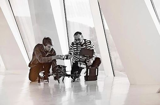 Daniel Wagner und Benyamin Senkal durften ihre Drohne in schwindelnder Höhe über die Schätze des  Mercedes-Museums kreisen lassen. Foto: Helix 4 Motion