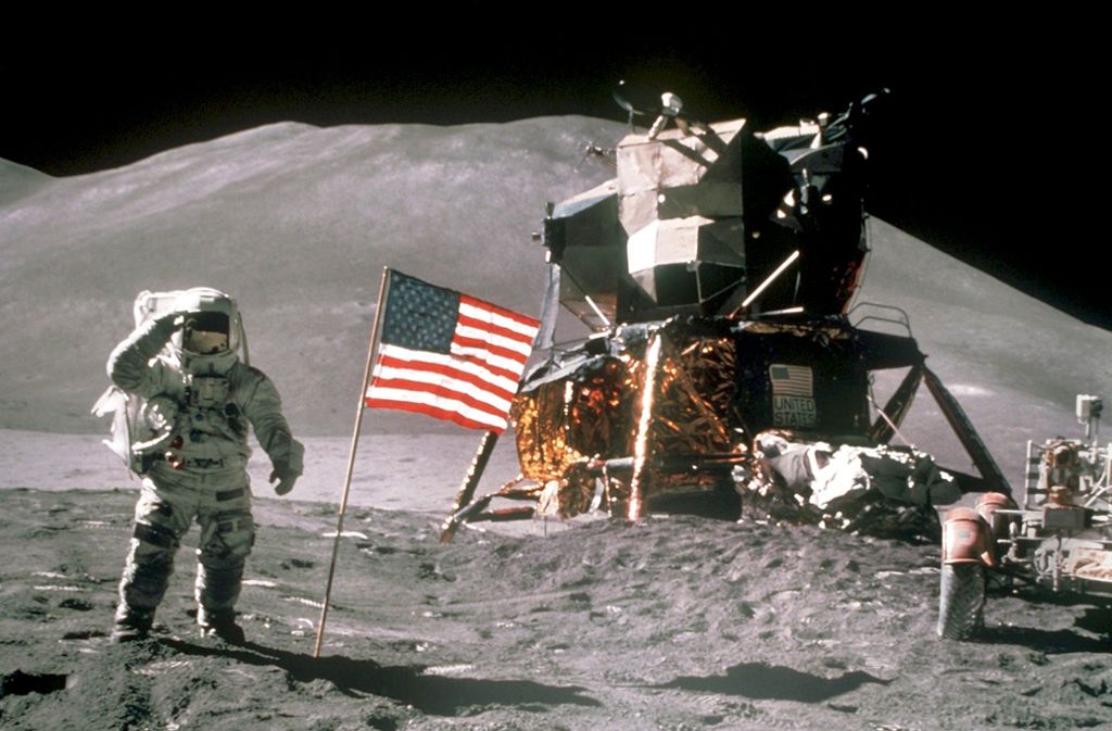 Der US-Astronaut James Irwin, der die Briefe mit an Bord hatte,  grüßt  auf dem Mond die US-Flagge.