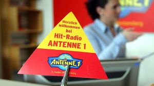 Der Scheck von Antenne 1 wird für neue Trainingsgeräte eingelöst. Foto: Zweygarth