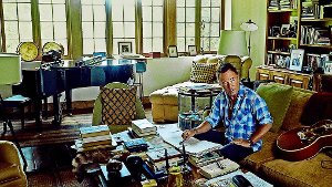 Der Künstler in seinem Wohnzimmer: in seiner Autobiografie gewährt Bruce Springsteen intime Einblicke. Foto: Sony/Annie Leibovitz