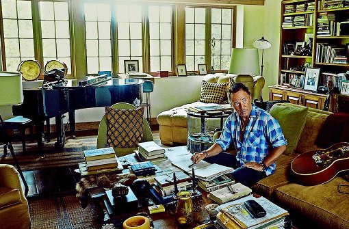 Der Künstler in seinem Wohnzimmer: in seiner Autobiografie gewährt Bruce Springsteen intime Einblicke. Foto: Sony/Annie Leibovitz