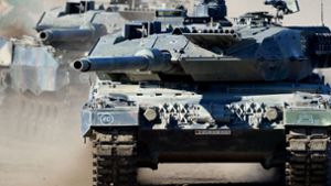 Ein Kampfpanzer Leopard 2 A6 der 4. Kompanie des im niedersächsischen Munster stationierten Panzerlehrbataillons 92 bei einer Übung. Der Panzer gilt als einer der modernsten der Welt. Foto: dpa/Peter Steffen