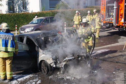 Am Sonntagvormittag ist in Oberesslingen ein Opel in Brand geraten. Foto: SDMG