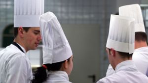 Köche und Kellner gesucht: Die Konkurrenz um Lehrlinge wird härter. Foto: dpa