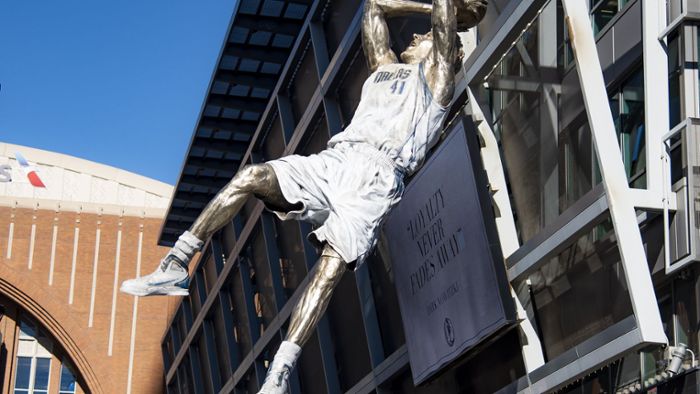 Dallas Mavericks  enthüllen Statue von deutscher Basketball-Legende