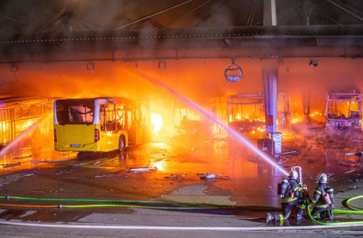Die Flammen zerstörten über 20 Busse. Foto: 7aktuell.de/Simon Adomat