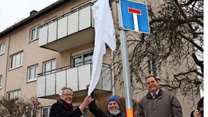 Ellen Filipp, Lieselotte Scharnbeck und Andreas Goihl (von links) weihen das Straßen-Zusatzschild für den Bauerweg ein. Foto: Bernd Zeyer