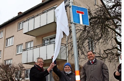 Ellen Filipp, Lieselotte Scharnbeck und Andreas Goihl (von links) weihen das Straßen-Zusatzschild für den Bauerweg ein. Foto: Bernd Zeyer