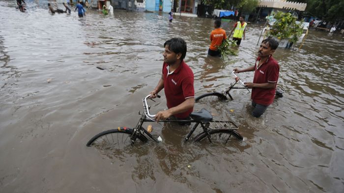 Mehr als 320 Tote bei Überschwemmungen