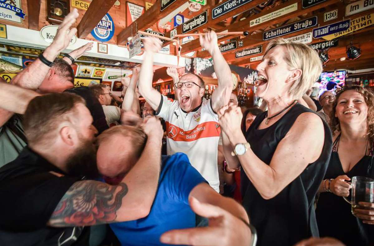 Emotionen pur: VfB-Fans im Irish Pub „Alte Schule“ feiern den Klassenerhalt. Foto: Lichtgut/Ferdinando Iannone