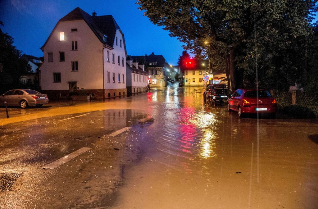 In Altbach (Kreis Esslingen) war durch das Unwetter eine Straße überflutet.