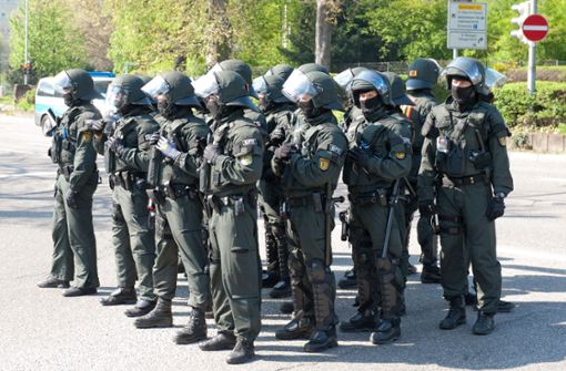 Woche für Woche ist die Polizei im Einsatz, um die Sicherheit der Zuschauer bei Fußballspielen zu gewährleisten. Foto: Lichtgut - Oliver Willikonsky