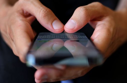 Betrüger nehmen mit ihren Opfern gerne Kontakt per Handy auf. Foto: dpa/Karl-Josef Hildenbrand