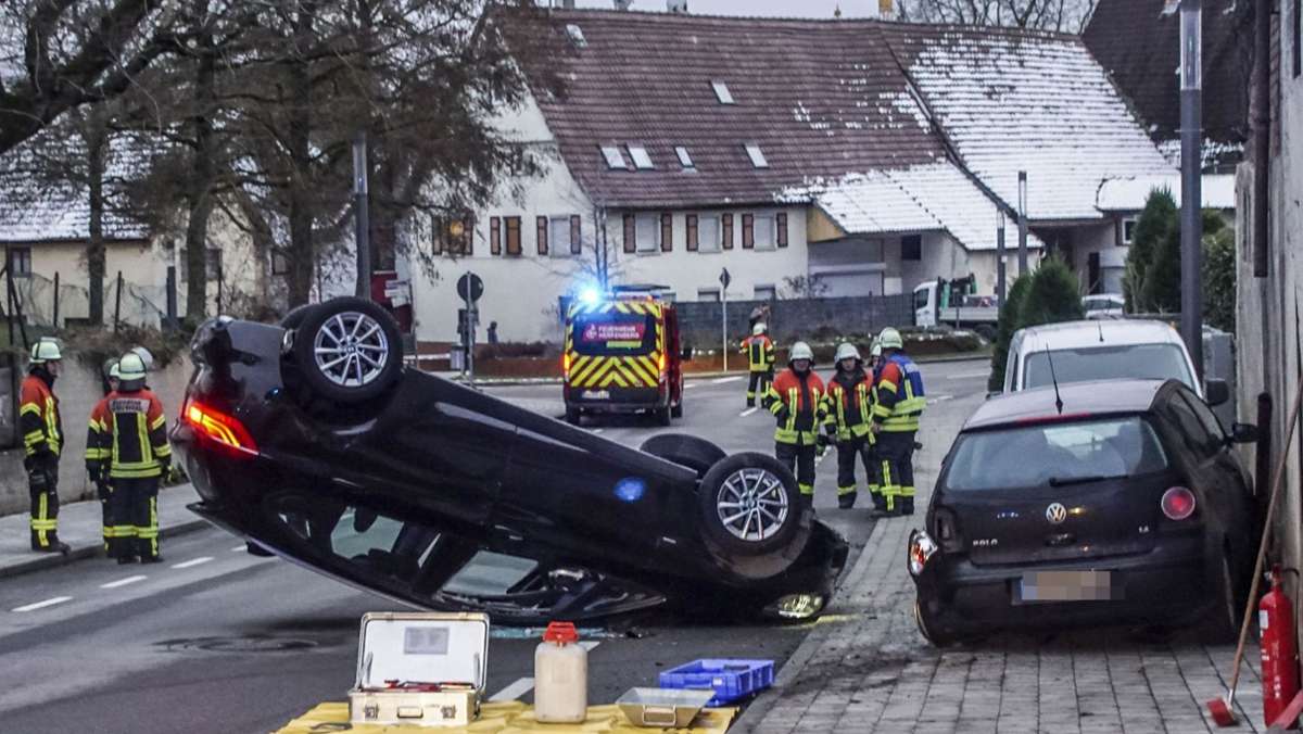 Unfall in Oberjesingen: 74-Jähriger überschlägt sich mit seinem BMW