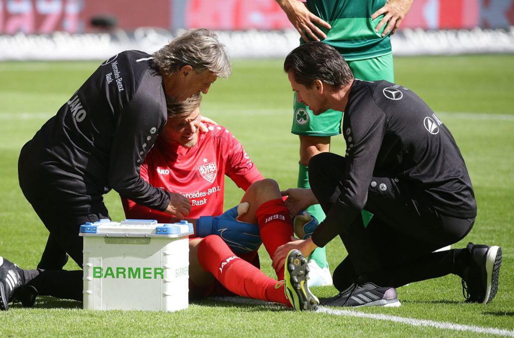 Schmerzhaft: Torhüter Gregor Kobel muss im Spiel des VfB Stuttgart gegen die SpVgg Greuther Fürth behandelt werden. Foto: Baumann