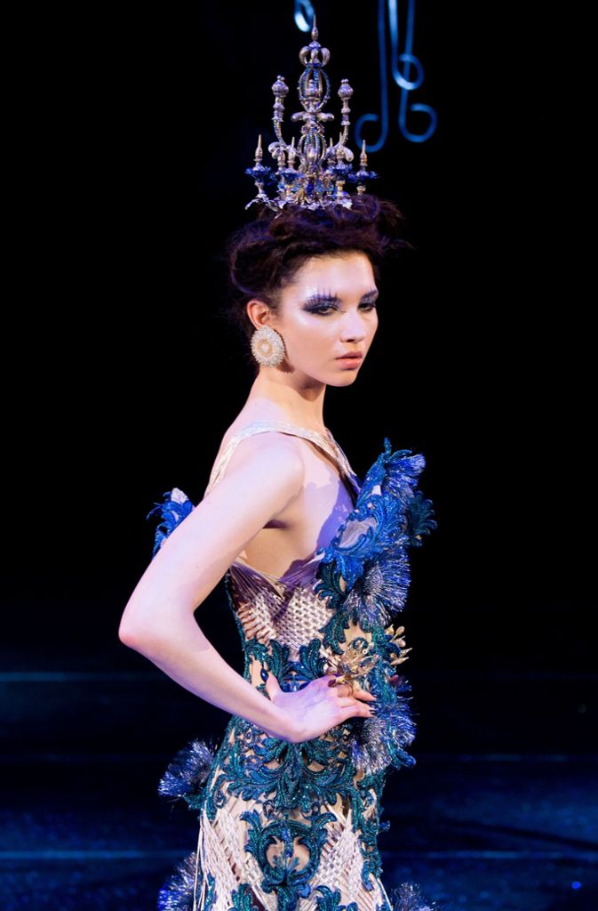 Orientalisch anmutend wirkt der Kopfschmuck aus Tausendundeiner Nacht der chinesischen Designerin Guo Pei.