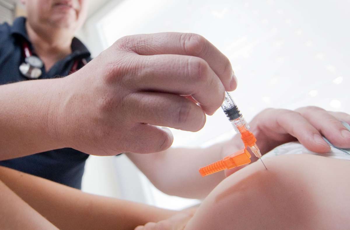 Eine zweimalige Impfung bietet sicheren Schutz vor der Erkrankung. Foto: dpa/Julian Stratenschulte