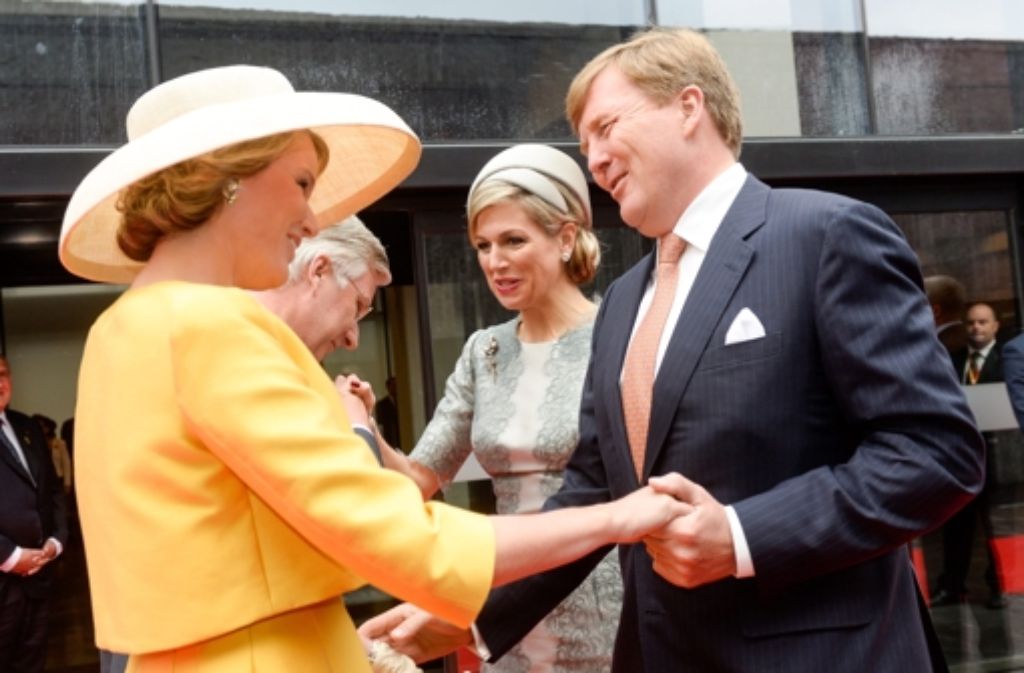Königin Madeleine von Belgien (links) begrüßt Máxima und Willem-Alexander der Niederlande