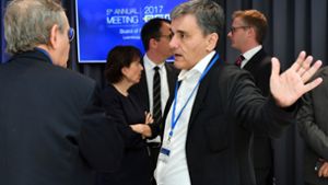 Der griechische Finanzminister Euklid Tsakalotos (rechts) in Luxemburg beim Treffen der Euro-Finanzminister. Foto: AP