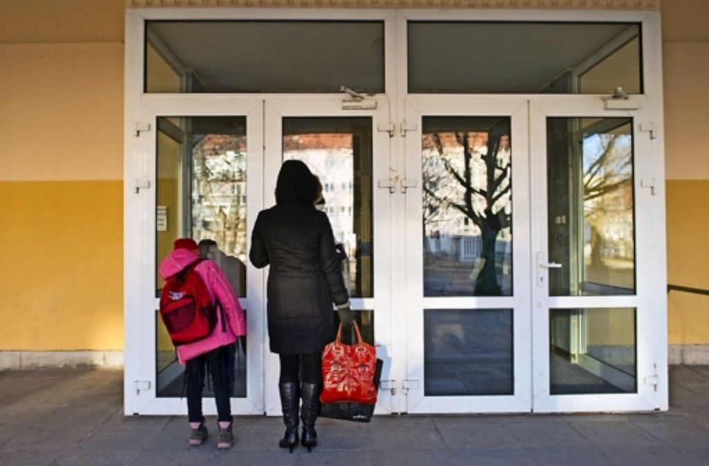 Überfürsorgliche Eltern begleiten ihre Kinder nicht nur bis zur Schultüre, sondern bis ins Klassenzimmer Foto: dpa-Zentralbild