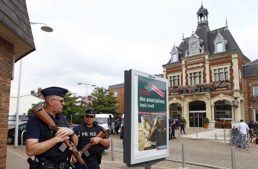 Die französische Polizei hat Ermittlungskreisen zufolge in Zusammenhang mit dem Anschlag auf eine Kirche im Norden des Landes eine Person verhaftet. Foto: AP