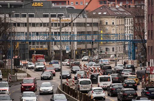 Die Städte wie hier Stuttgart kämpfen gegen eine hohe Schadstoffbelastung der Luft. Das Kfz-Gewerbe fordert jetzt Umstiegsprämien für die Besitzer älterer Autos. Foto: Lichtgut/Max Kovalenko